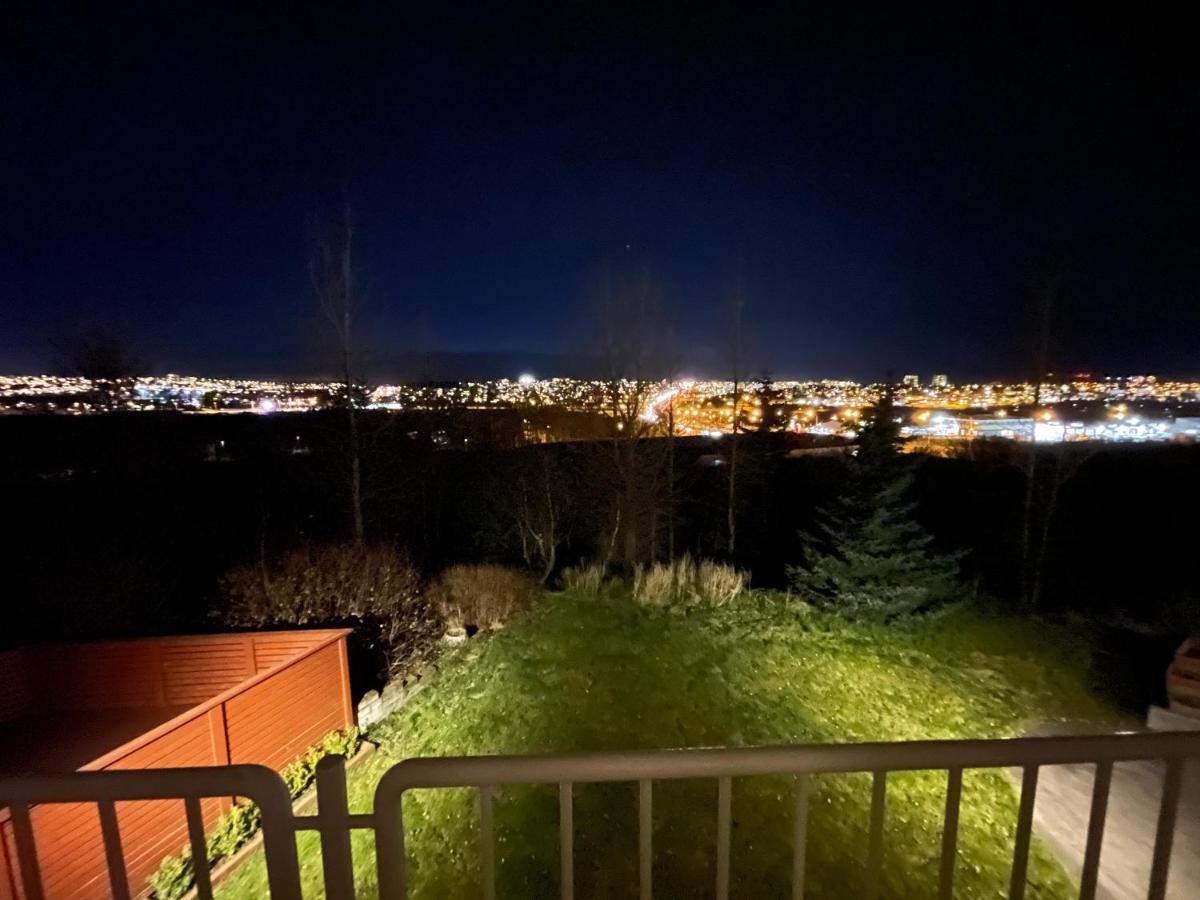Big Villa Centrally Located In Reykjavík Exteriör bild